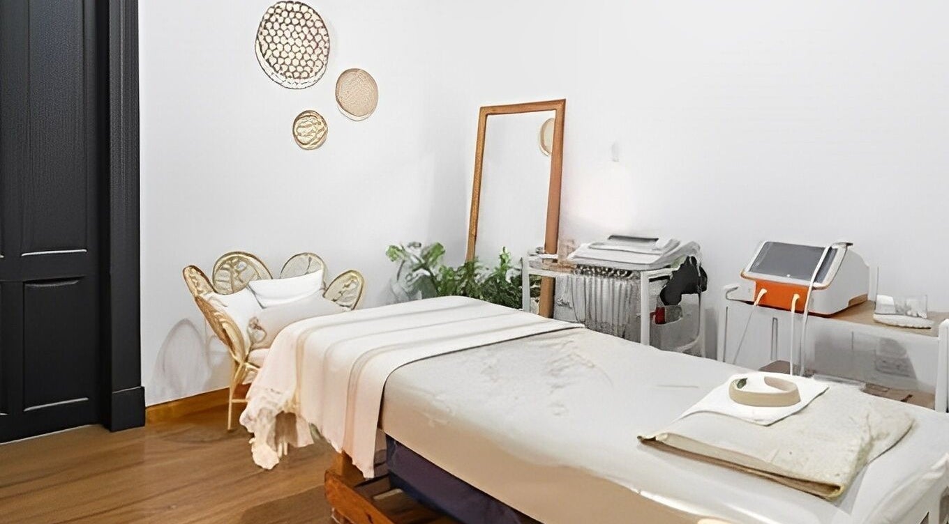 Sala de tratamiento en SEA Beauty Experts, Olavarría, Provincia De Buenos Aires, AR, con decoración tranquila.