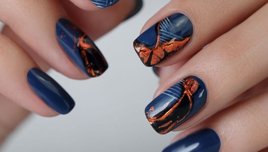 Nails Golden Symmetry – kuva 1