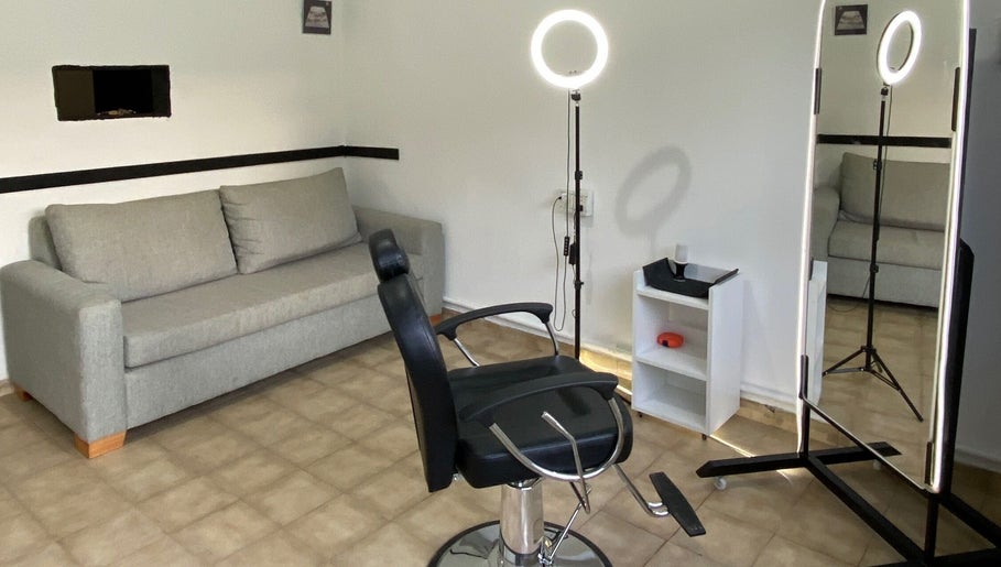 Sala de estética en MZ STUDIO, City Bell, Provincia De Buenos Aires, AR con silla de peluquería y espejo iluminado.