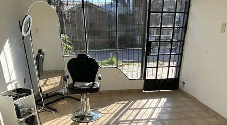 Sala de estilismo en MZ STUDIO, City Bell, Provincia De Buenos Aires, AR, con luz natural y espejo.