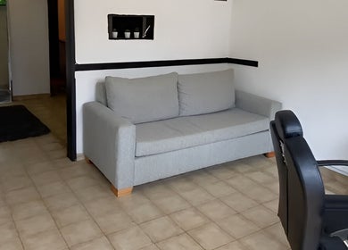 Sala elegante en MZ STUDIO, City Bell, Provincia De Buenos Aires, AR. Sofá gris y silla de oficina.