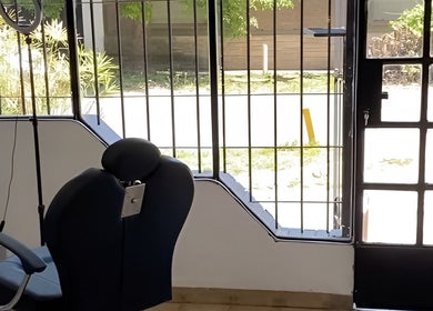 Silla de salón junto a ventana soleada en MZ STUDIO, City Bell, Provincia De Buenos Aires, AR.