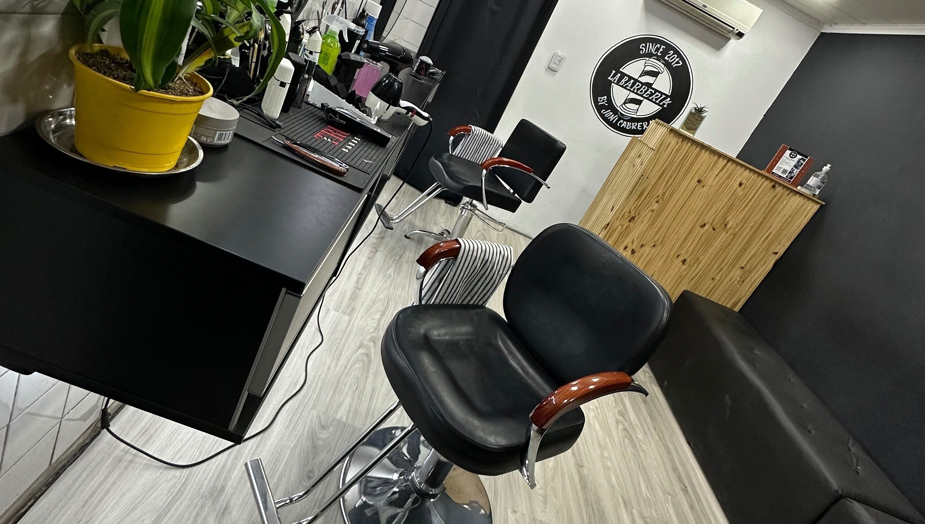 Interior moderno de LA BARBERIA en Tortuguitas, Provincia De Buenos Aires, AR, con sillas elegantes.