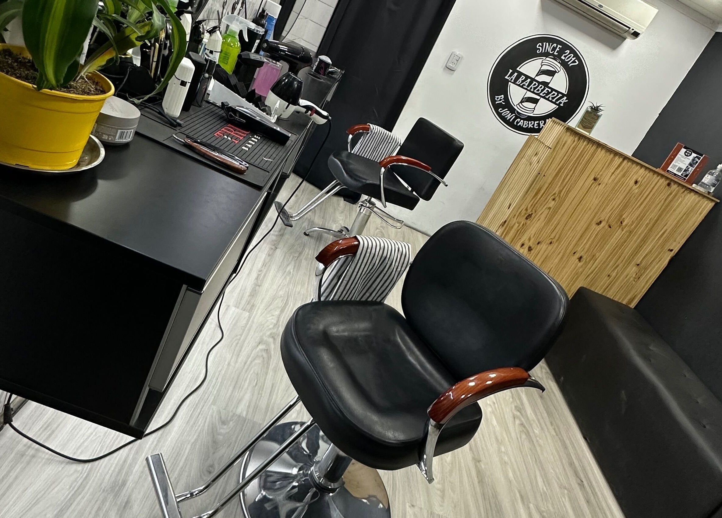 Interior moderno de LA BARBERIA en Tortuguitas, Provincia De Buenos Aires, AR, con sillas elegantes.