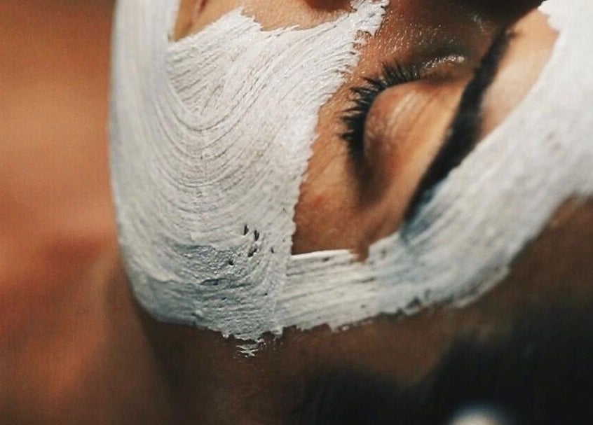 Serene facial treatment at Con Calma, Elda, Comunidad Valenciana, ES, highlighting relaxation and skincare.