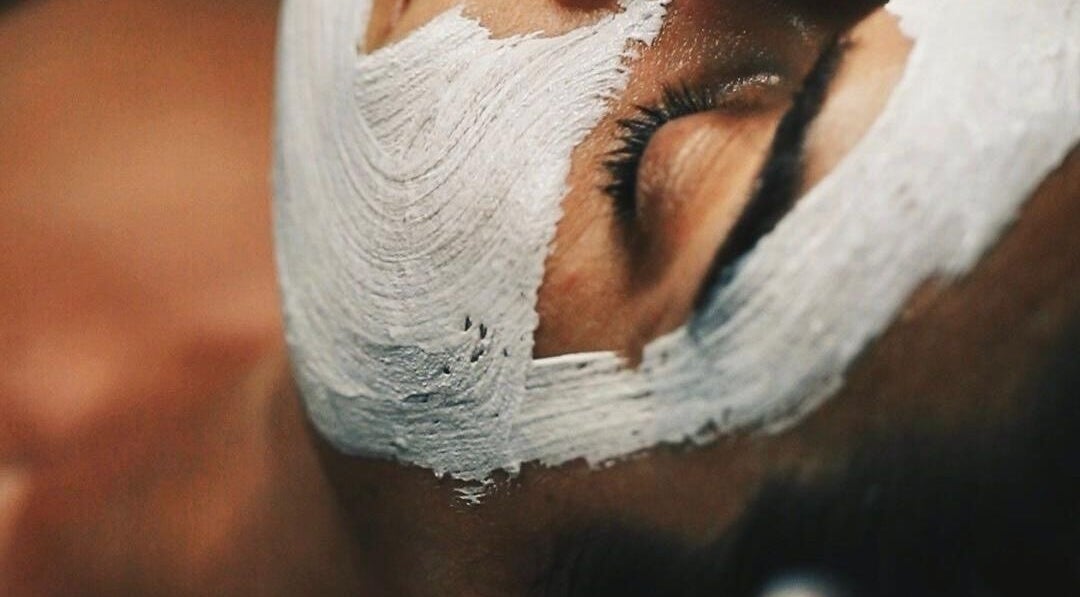 Serene facial treatment at Con Calma, Elda, Comunidad Valenciana, ES, highlighting relaxation and skincare.