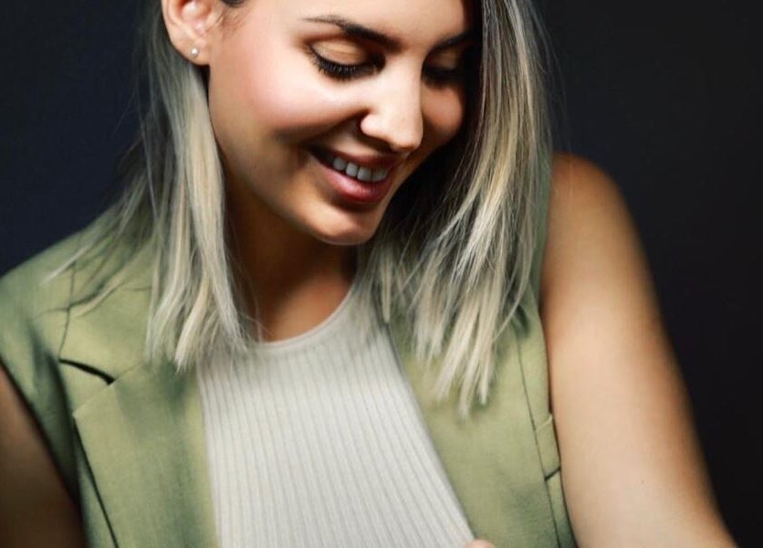 A smiling woman at Con Calma, Elda, Comunidad Valenciana, ES, showcasing beauty and wellness.