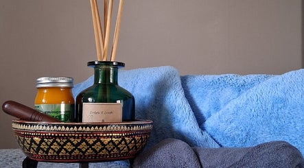 Patcha massage thaï à domicile à Marseille, Provence-alpes-côte D'azur, avec huiles et encens.