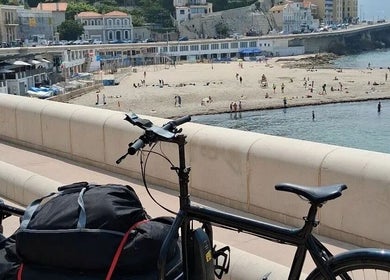 Patcha massage thaï à domicile - scène de plage à Marseille, Provence-alpes-côte D'azur, FR, avec vélo en premier plan.