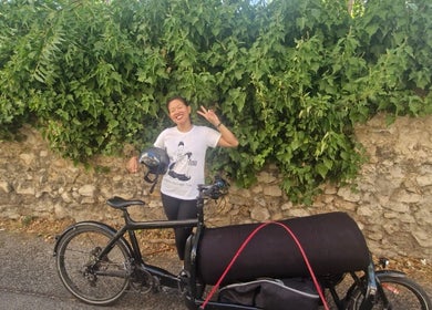Personne souriant à côté d'un vélo devant Patcha massage thaï à domicile, Marseille, Provence-alpes-côte D'azur, FR.