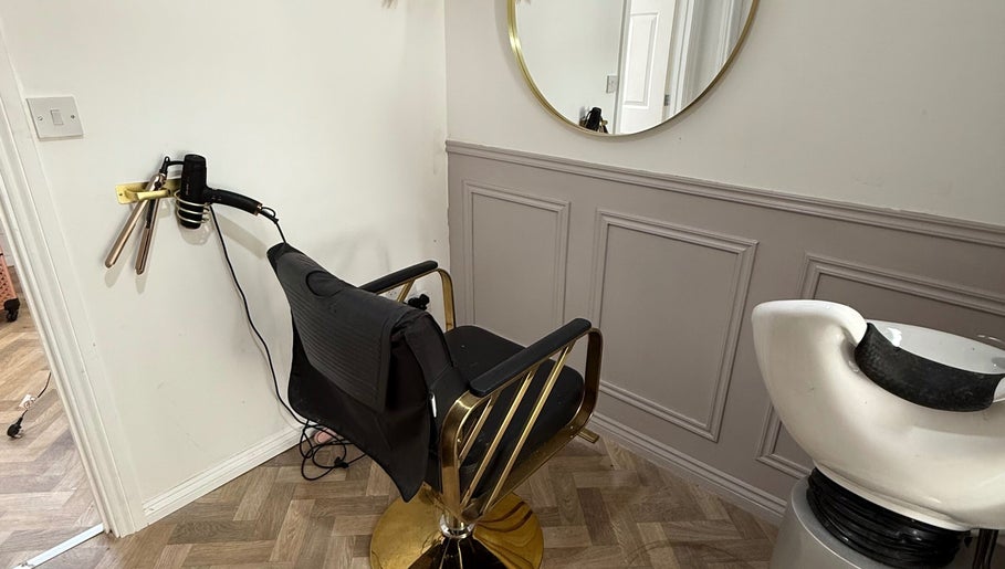 The Pretty Studio Hair Extension & Hair loss Solutions image 1