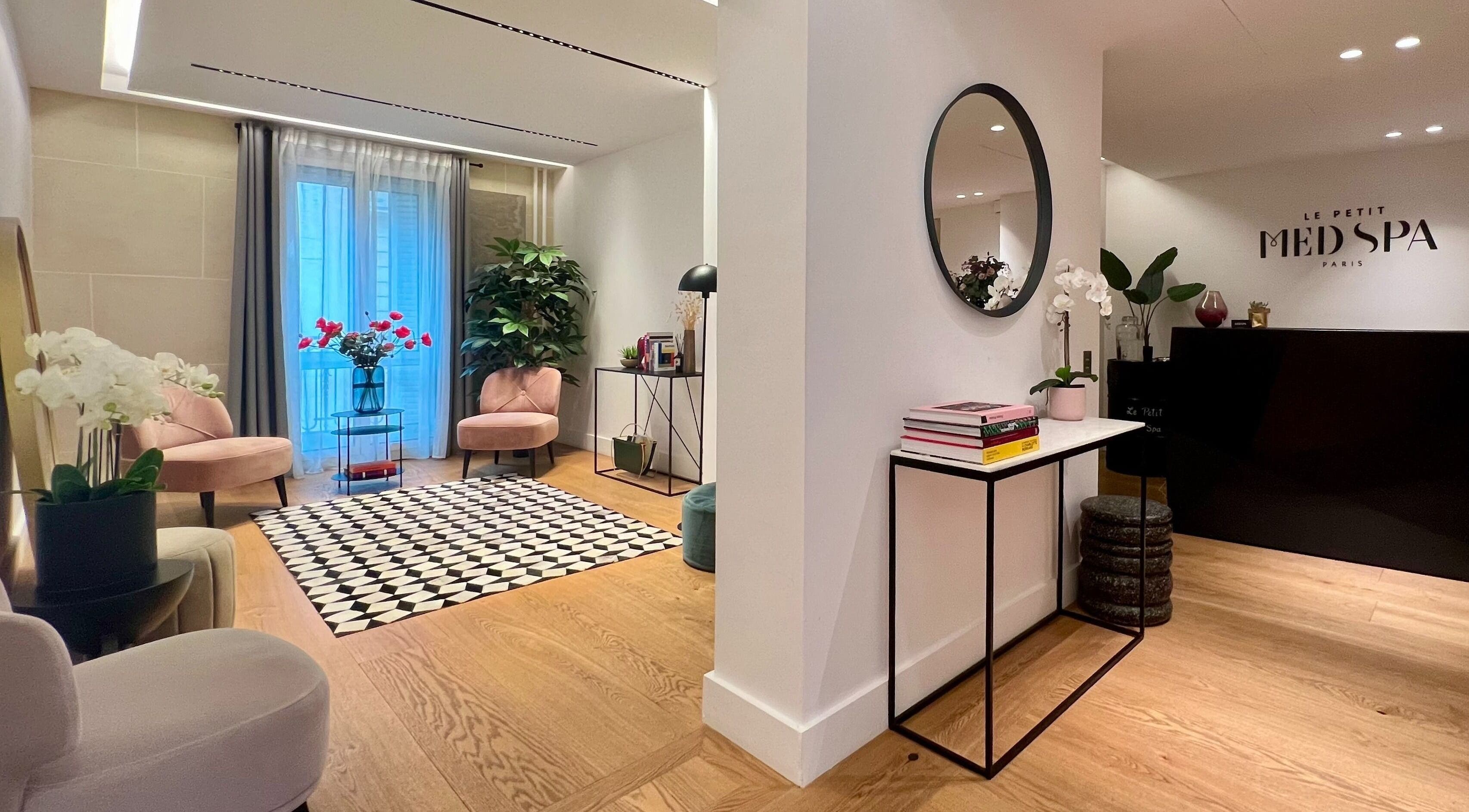 Intérieur élégant à Le Petit Med Spa - Paris, situé à Paris, Île-de-france, FR, avec salon et décoration moderne.