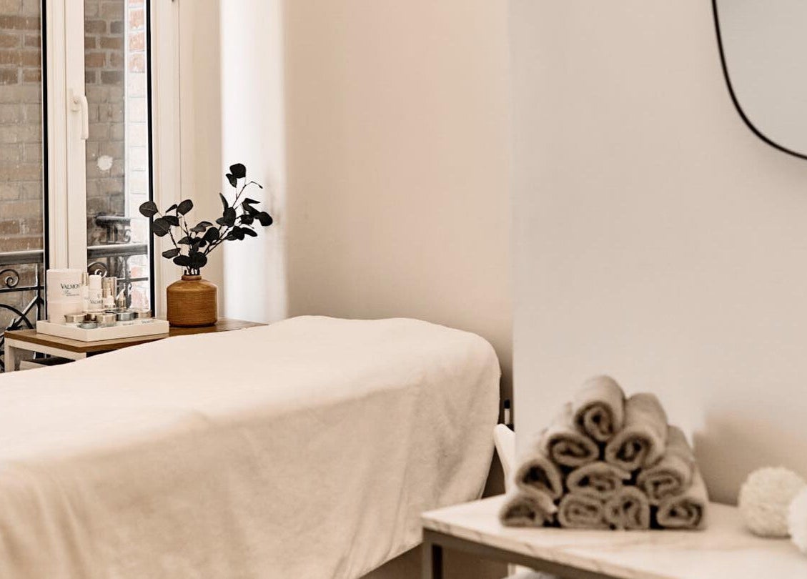 Salle de soins apaisante à Le Petit Med Spa - Lyon, situé à Lyon, Auvergne-rhône-alpes, FR.