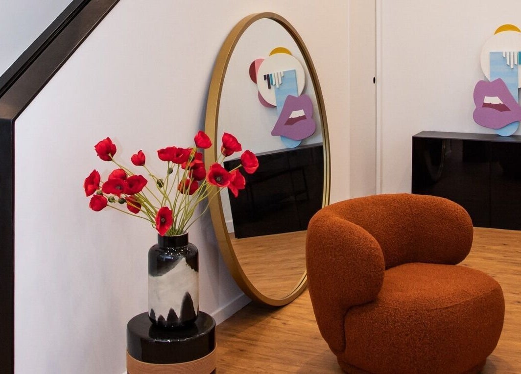 Salon élégant de Le Petit Med Spa - Lyon avec déco moderne et miroir, situé à Lyon, Auvergne-rhône-alpes, FR.