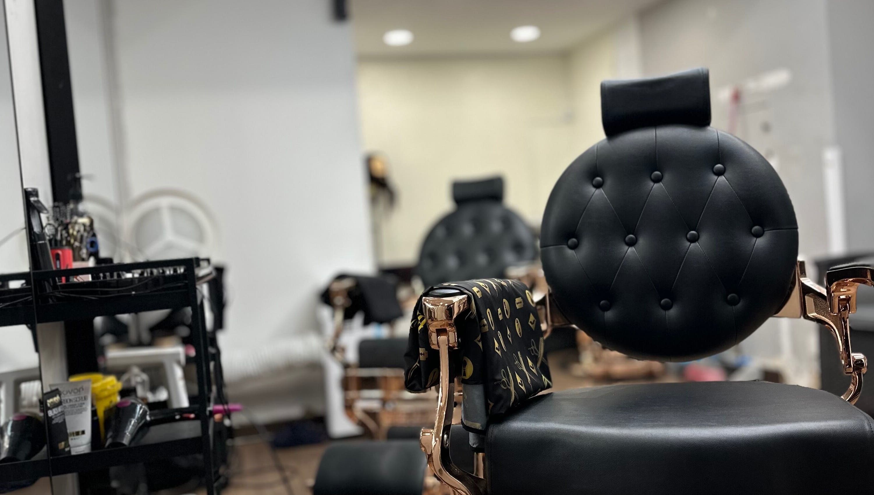 Cadeira de barbeiro em couro preto no MáximoBarber, Algés, Lisboa, PT, ambiente moderno e acolhedor.