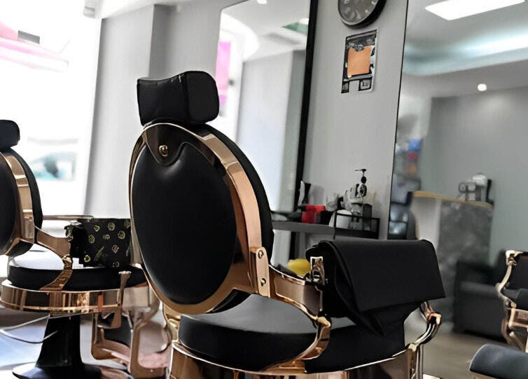 Poltronas de luxo na MáximoBarber, Algés, Lisboa, PT, refletem elegância e conforto.