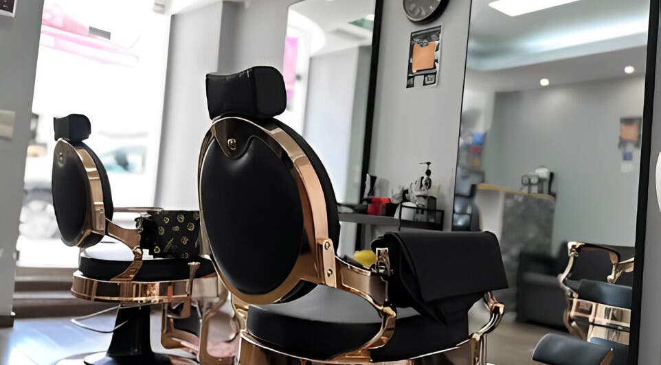 Poltronas de luxo na MáximoBarber, Algés, Lisboa, PT, refletem elegância e conforto.