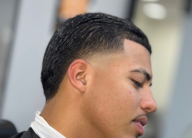 Corte de cabelo moderno em MáximoBarber, Algés, Lisboa, PT, mostrando a precisão do barbeiro.
