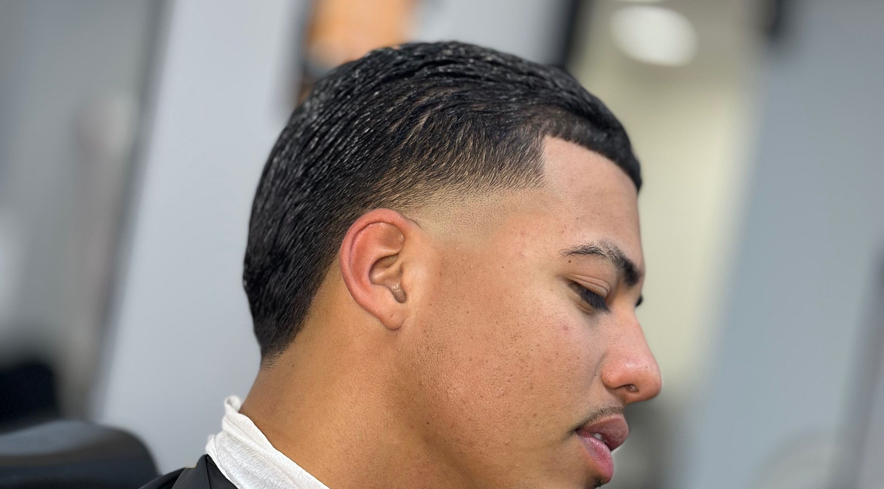 Corte de cabelo moderno em MáximoBarber, Algés, Lisboa, PT, mostrando a precisão do barbeiro.