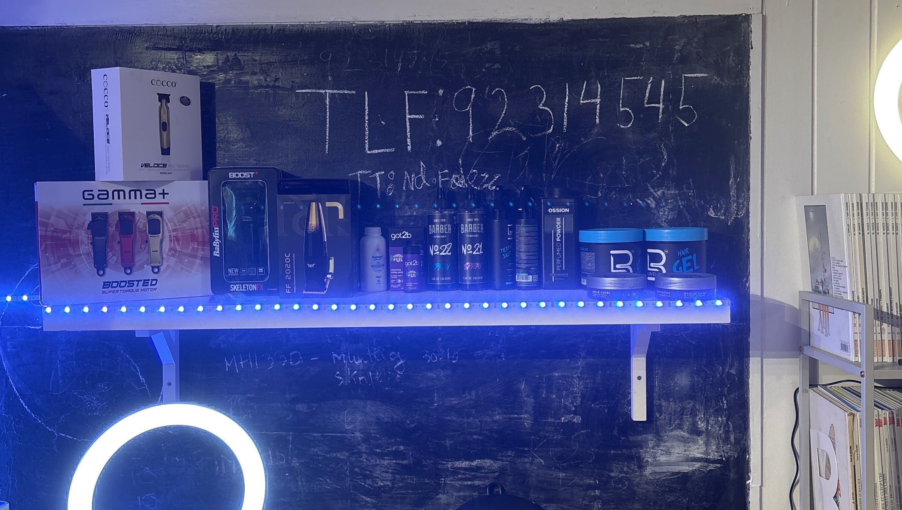 Hyller med stylingprodukter i ND.fadezz, Hafrsfjord, Rogaland, NO.