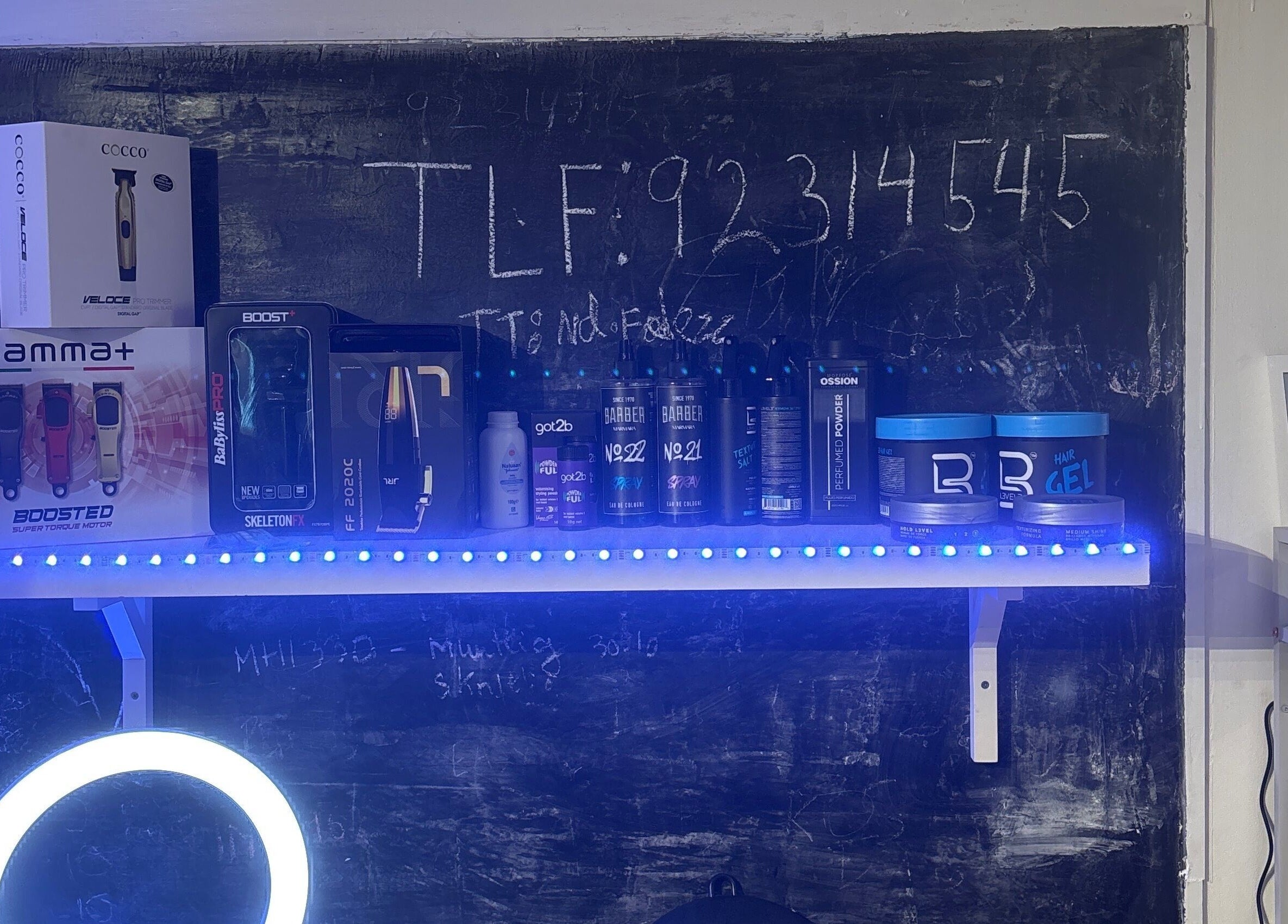 Hyller med stylingprodukter i ND.fadezz, Hafrsfjord, Rogaland, NO.