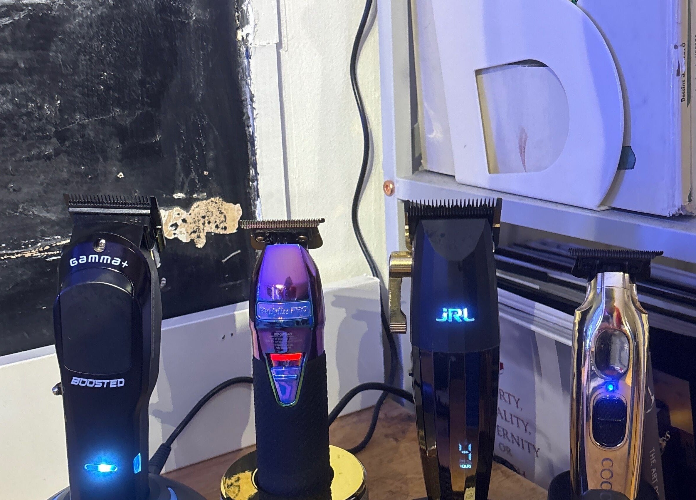 Profesjonelle trimmere på rad hos ND.fadezz i Hafrsfjord, Rogaland, NO.