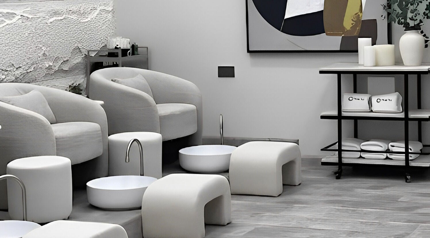 مقاعد مريحة في صالون نوا طوي للجمال، أبوظبي، توفر تجربة استرخاء فاخرة.