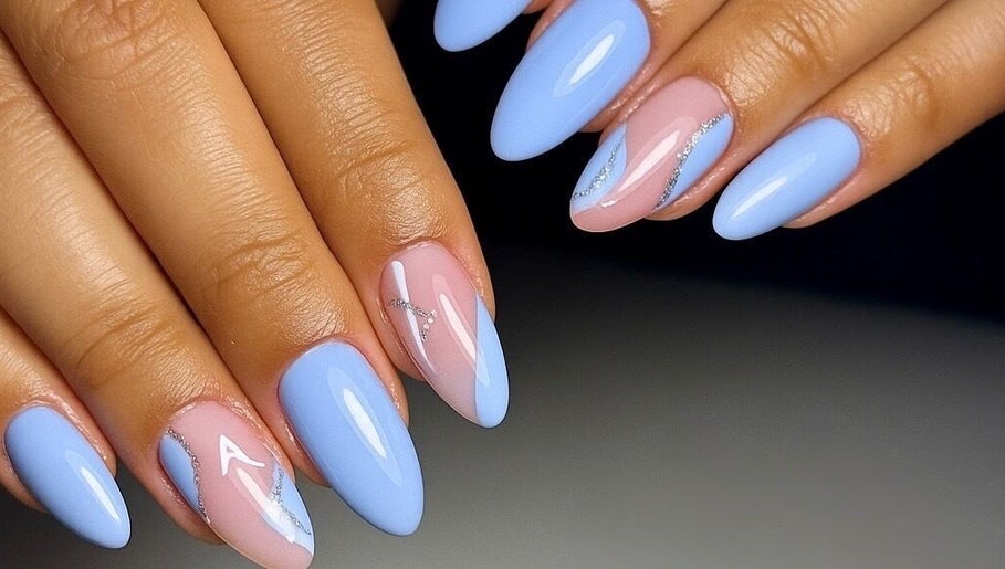 Design de unhas azul e nude com glitter por Juliana Graziele Nail Designer, Santa Catarina, Santa Catarina, BR.