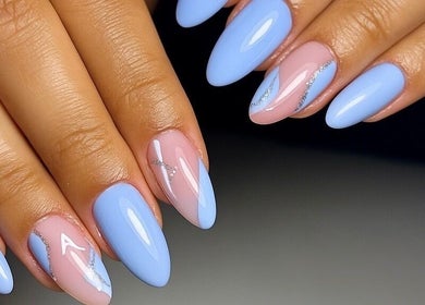 Design de unhas azul e nude com glitter por Juliana Graziele Nail Designer, Santa Catarina, Santa Catarina, BR.