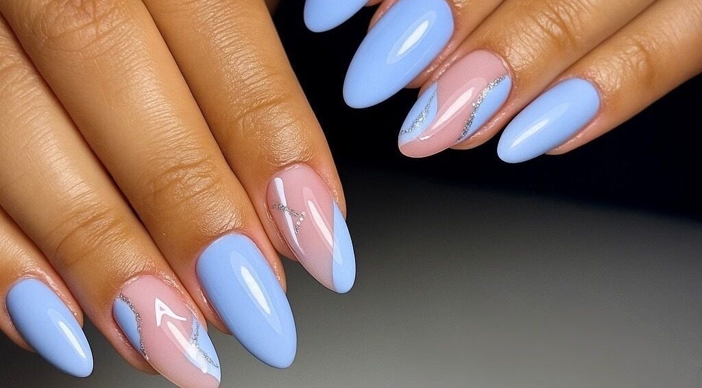 Design de unhas azul e nude com glitter por Juliana Graziele Nail Designer, Santa Catarina, Santa Catarina, BR.