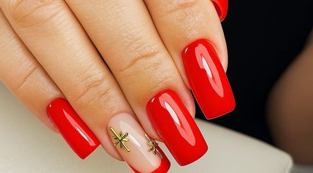 Unhas vermelhas decoradas, obra de Juliana Graziele Nail Designer em Santa Catarina, Santa Catarina, BR.