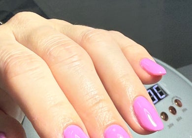 Unhas rosa vibrante feitas na Juliana Graziele Nail Designer, Santa Catarina, BR.