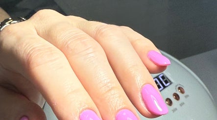 Unhas rosa vibrante feitas na Juliana Graziele Nail Designer, Santa Catarina, BR.