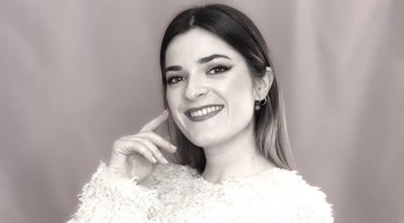 Mujer sonriendo en Clara Brotons Beauty Studio, Villena, Comunidad Valenciana, ES.