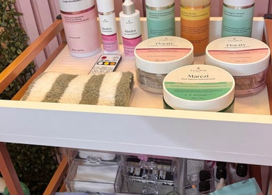 Produtos de beleza em estante no consultório Dra. Caroline Esteves, São Paulo, São Paulo, BR.