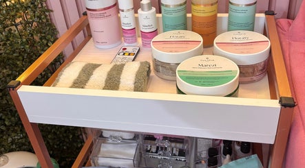 Produtos de beleza em estante no consultório Dra. Caroline Esteves, São Paulo, São Paulo, BR.