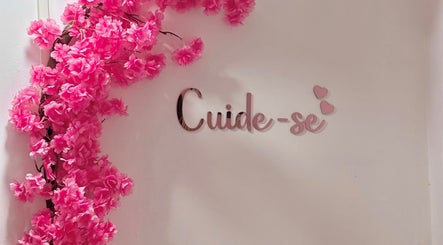 Decoração floral rosa na entrada da Dra. Caroline Esteves em São Paulo, São Paulo, BR, com a frase 'Cuide-se'.