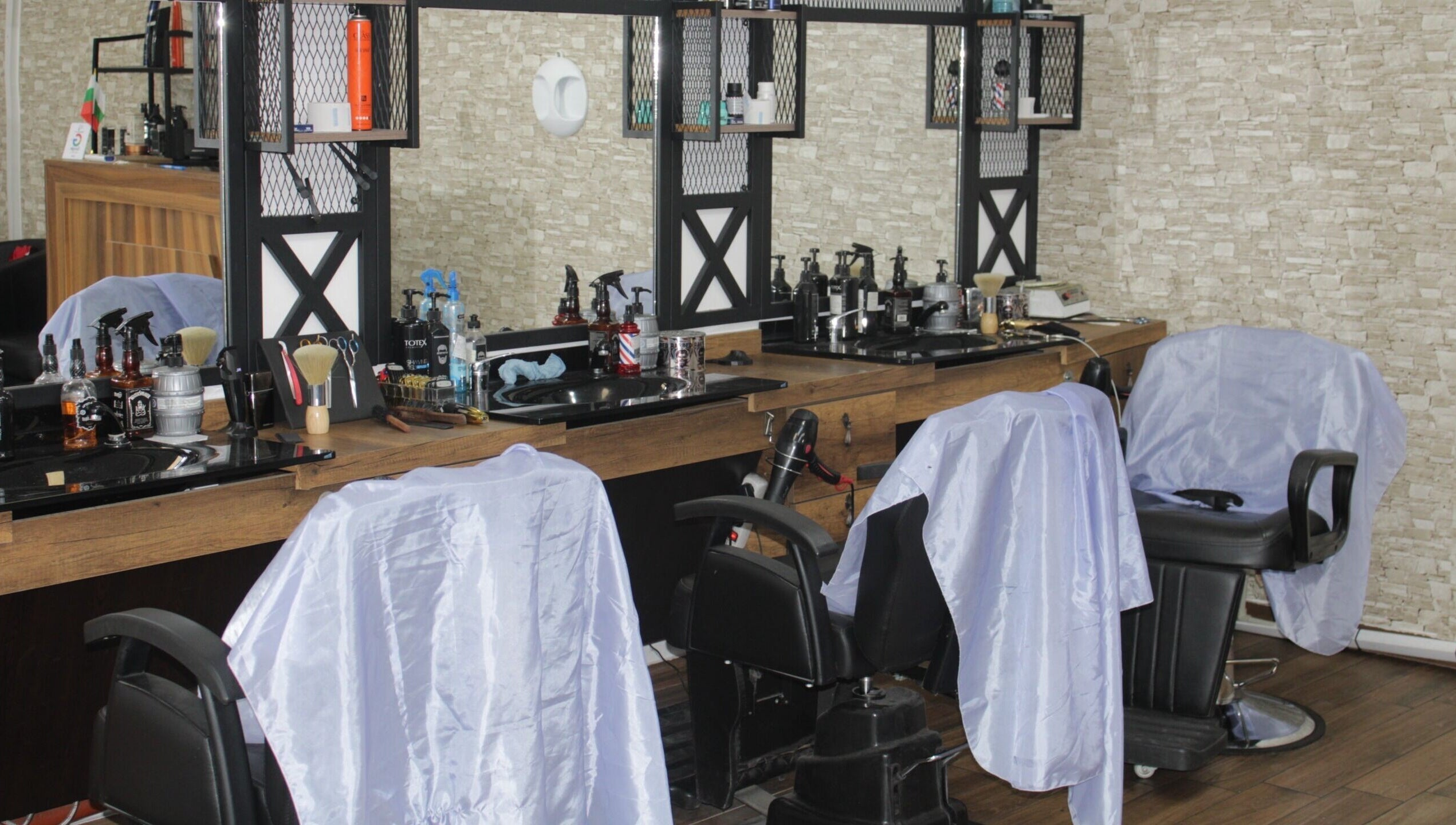 Интериор на BasriBarberShop в Пловдив, Plovdiv, BG, с елегантни фризьорски столове и инструменти.