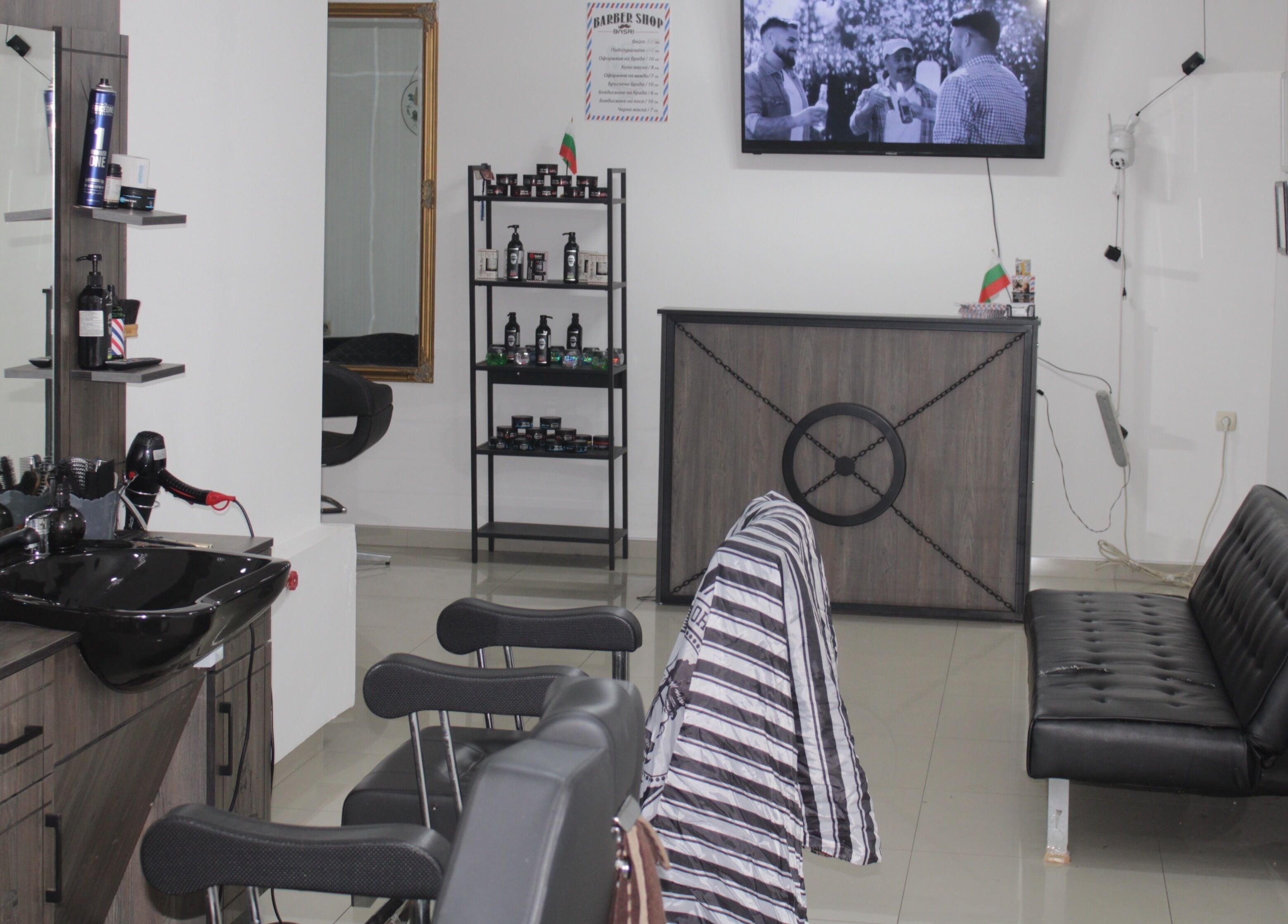 Интериор на BasriBarberShop в Пловдив, Пловдив, BG с модерни мебели и инструменти.