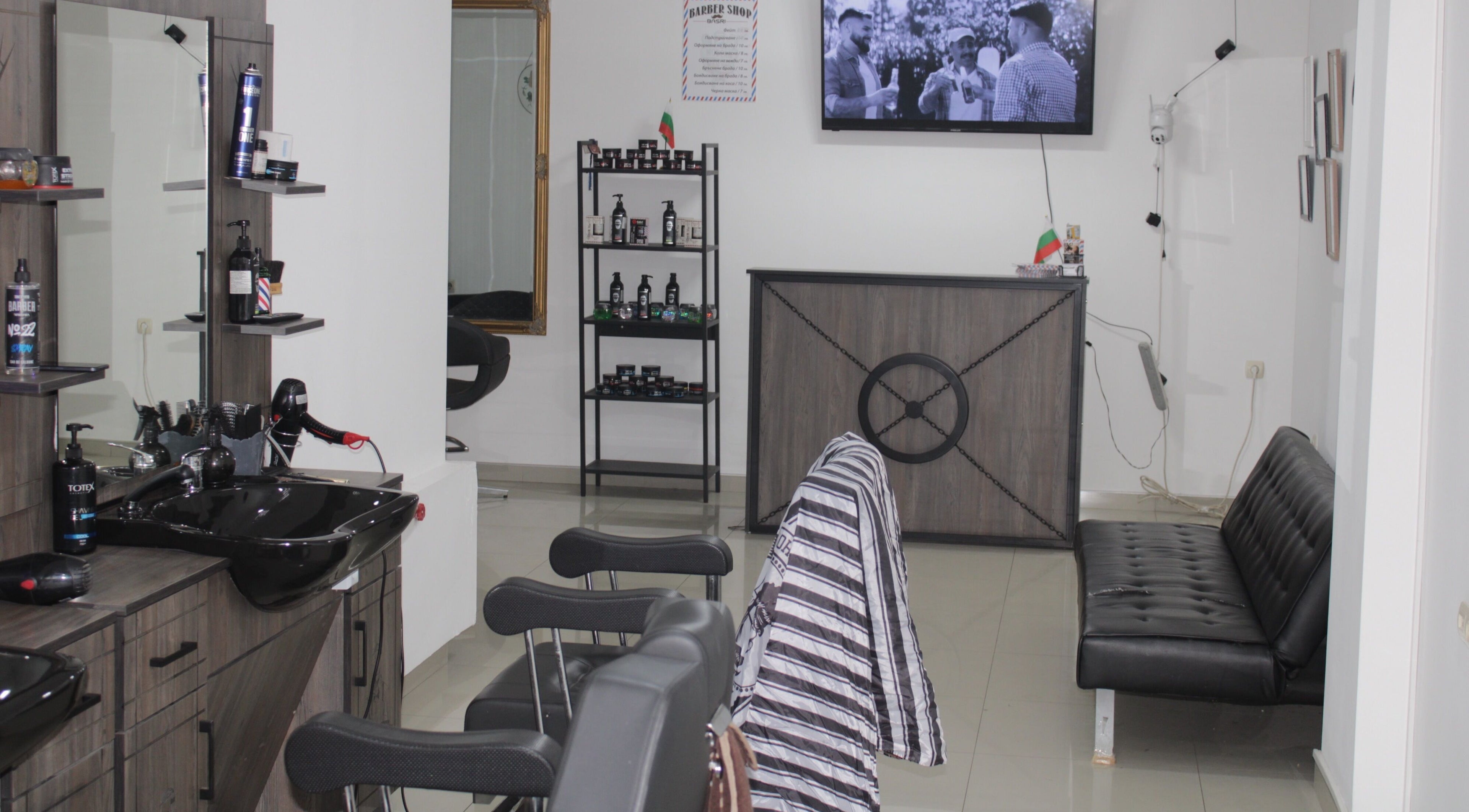 Интериор на BasriBarberShop в Пловдив, Пловдив, BG с модерни мебели и инструменти.