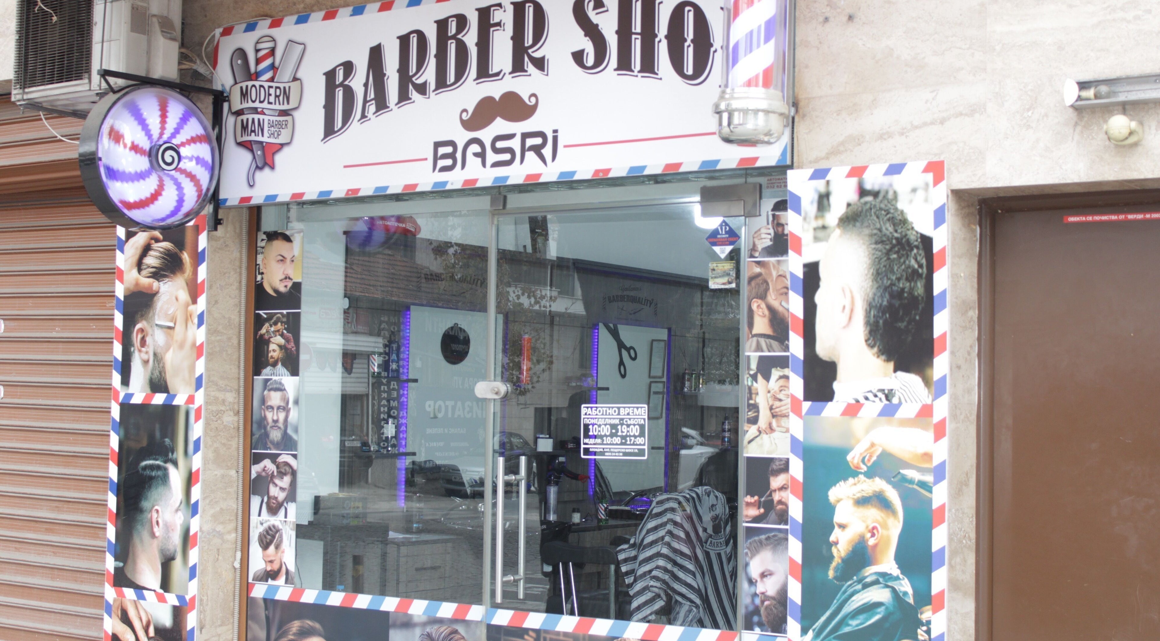 Входът на BasriBarberShop в Пловдив, Пловдив, BG с атрактивен дизайн и постери на прически.