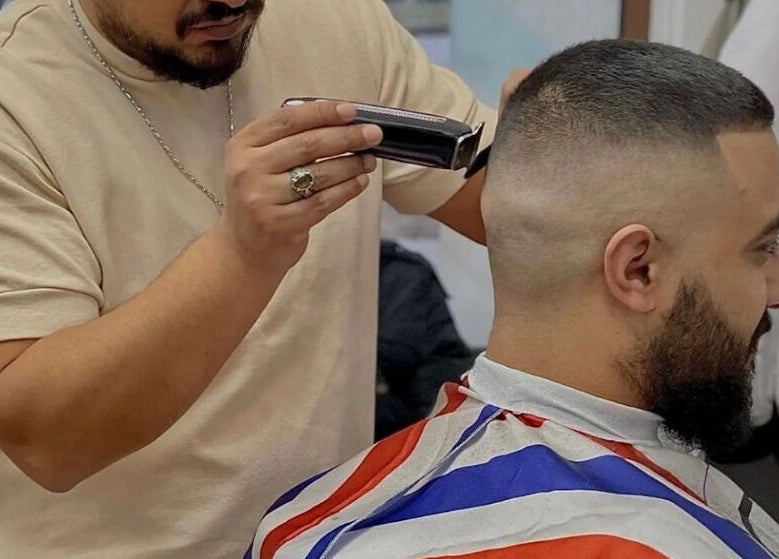 Барбер оформя прическа в BasriBarberShop, Пловдив, Пловдив, BG.