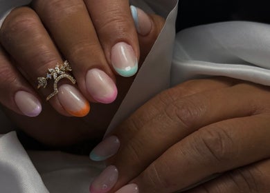 Design de unhas coloridas por Beatriz Carvalho - Nail Designer em Torres Novas, Santarém, PT.