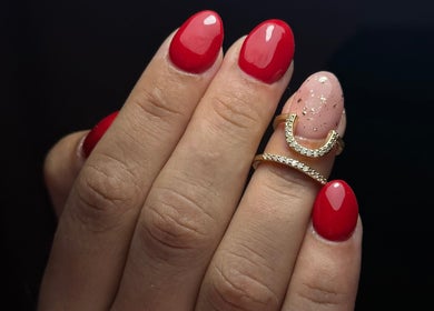 Design de unhas com esmalte vermelho e anel por Beatriz Carvalho - Nail Designer em Torres Novas, Santarém, PT.