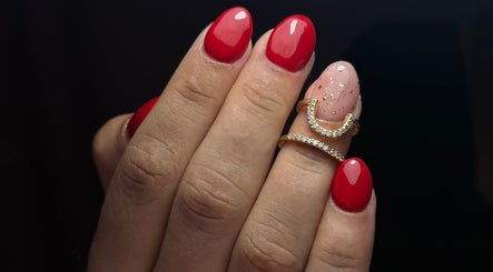 Design de unhas com esmalte vermelho e anel por Beatriz Carvalho - Nail Designer em Torres Novas, Santarém, PT.