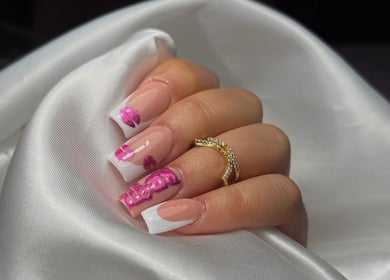 Unhas decoradas com flores rosa e branco por Beatriz Carvalho - Nail Designer em Torres Novas, Santarém, PT.