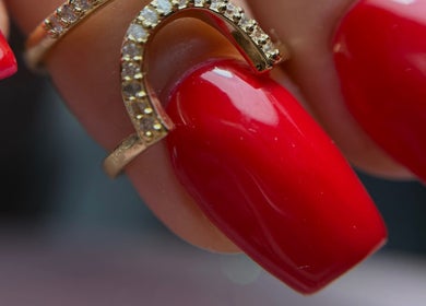 Unhas vermelhas elegantes por Beatriz Carvalho - Nail Designer em Torres Novas, Santarém, PT.