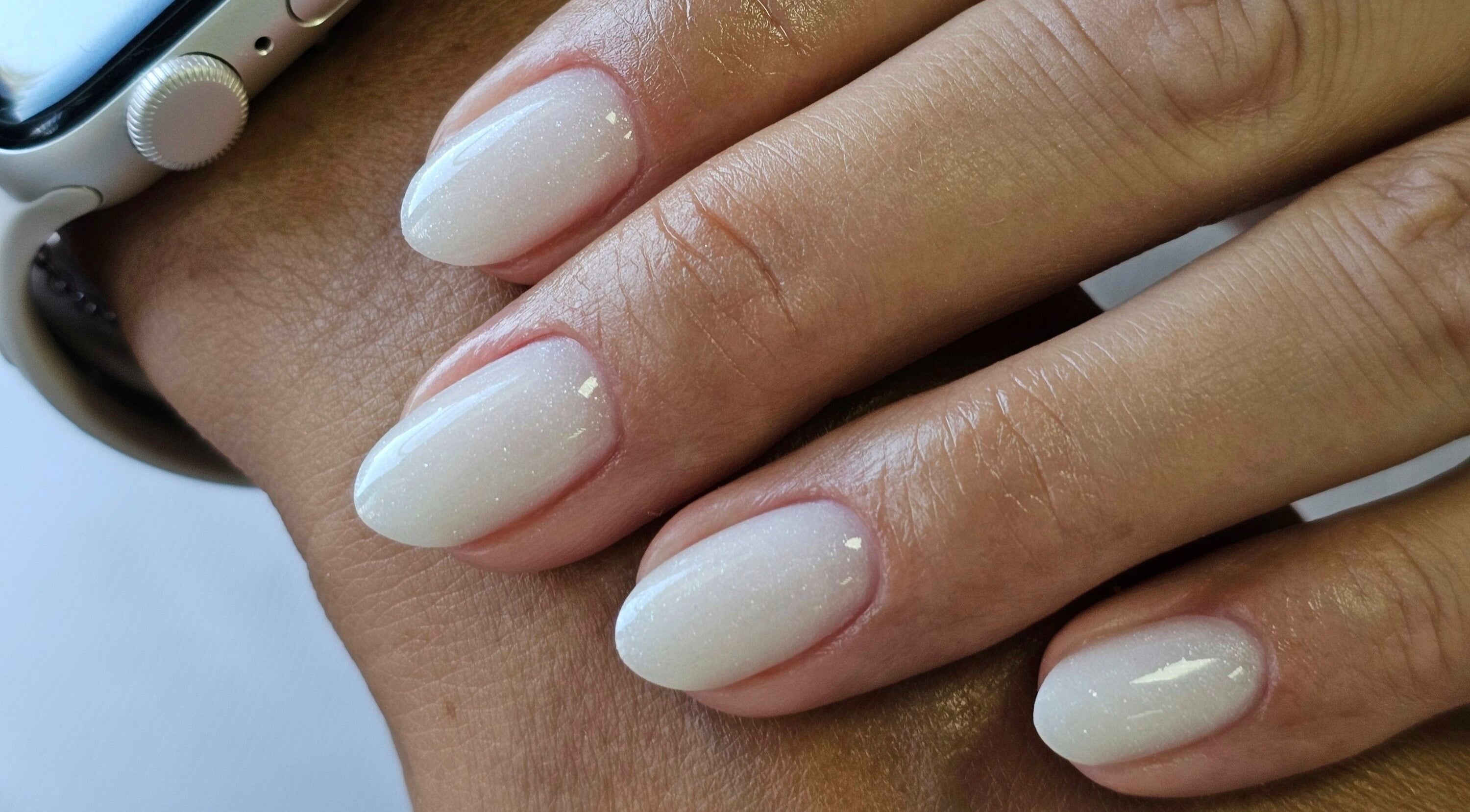 Елегантен маникюр в Polish Pop, Русе, България, BG, бял лак с блясък.