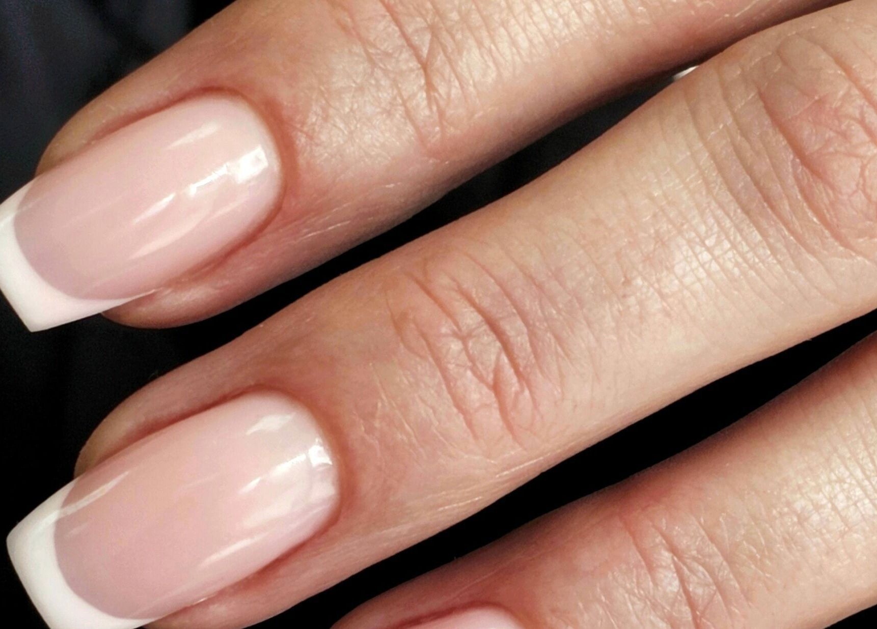 Френски маникюр в Polish Pop, Русе, България, BG. Елегантен и изискан дизайн.