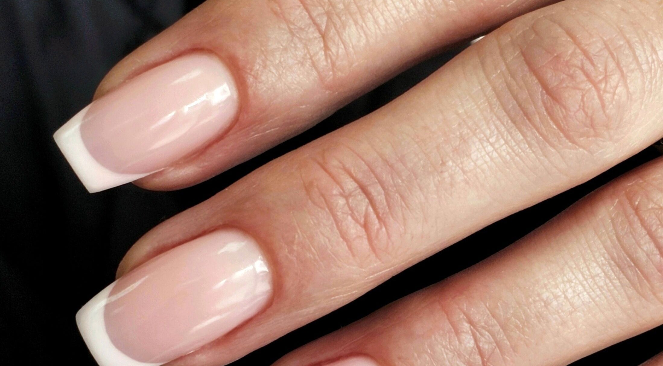 Френски маникюр в Polish Pop, Русе, България, BG. Елегантен и изискан дизайн.